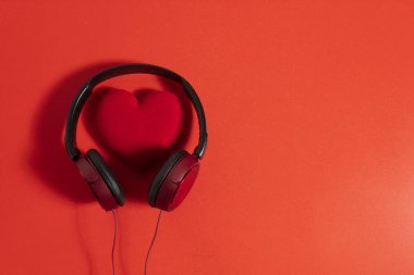 Sevgililer Günü arkaplanını karşılayan, düğün aşığı konseptini hediye eden, aşk dolu kırmızı kalpli mutlu aile.