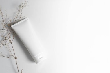 Güzellik spası tıbbi cilt bakımı ve kozmetik krem serumu. Beyaz dekor arka planında yağ modeli şişesi ambalajı. Kolajen sağlık sigortası konsepti.