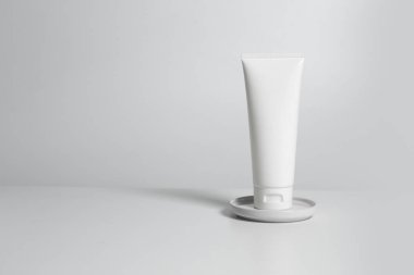 Güzellik spası tıbbi cilt bakımı ve kozmetik krem serumu. Beyaz dekor arka planında yağ modeli şişesi ambalajı. Kolajen sağlık sigortası konsepti.