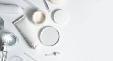 Güzellik spası tıbbi cilt bakımı ve kozmetik krem serumu. Beyaz dekor arka planında yağ modeli şişesi ambalajı. Kolajen sağlık sigortası konsepti.