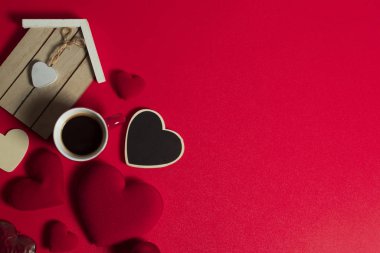 Sevgi dolu kırmızı kalpli mutlu aile bayram sezonunda sevgililer günü hediyesi düğün arkaplanını selamlıyor.