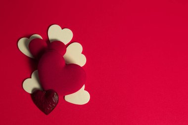 Sevgi dolu kırmızı kalpli mutlu aile bayram sezonunda sevgililer günü hediyesi düğün arkaplanını selamlıyor.