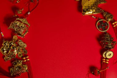 Çin 'in mutlu yeni yıl kutlamaları. Kırmızı arka plan. Altın lüks, klasik asma dokorasyonu, geleneksel mutluluk etkinliği konsepti.