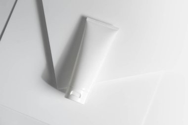 Güzellik tedavisi medikal cilt bakımı ve kozmetik krem serumu. Beyaz dekor arka planı, sağlık ve tıp konsepti üzerine yağ taklit şişesi ambalajlama ürünü.