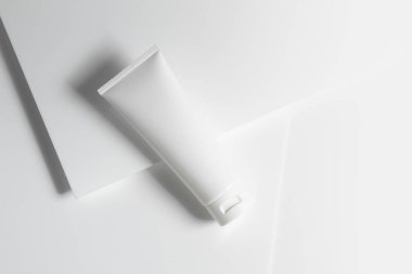 Güzellik tedavisi medikal cilt bakımı ve kozmetik krem serumu. Beyaz dekor arka planı, sağlık ve tıp konsepti üzerine yağ taklit şişesi ambalajlama ürünü.