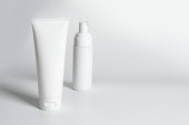 kozmetikai kezelés orvosi bőrápolás és kozmetikai krém szérum olaj mockup palack csomagolás termék fehér dekorációs háttér, egészségügyi és gyógyászati koncepció