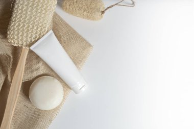 Güzellik tedavisi medikal cilt bakımı ve kozmetik krem serumu. Beyaz dekor arka planı, sağlık ve tıp konsepti üzerine yağ taklit şişesi ambalajlama ürünü.