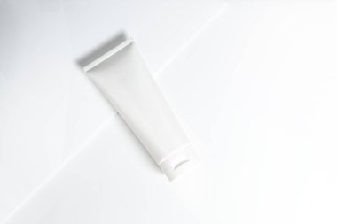 Güzellik tedavisi medikal cilt bakımı ve kozmetik krem serumu. Beyaz dekor arka planı, sağlık ve tıp konsepti üzerine yağ taklit şişesi ambalajlama ürünü.