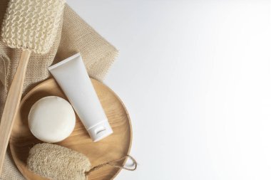 Güzellik tedavisi medikal cilt bakımı ve kozmetik krem serumu. Beyaz dekor arka planı, sağlık ve tıp konsepti üzerine yağ taklit şişesi ambalajlama ürünü.