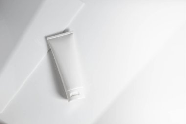 Güzellik tedavisi medikal cilt bakımı ve kozmetik krem serumu. Beyaz dekor arka planı, sağlık ve tıp konsepti üzerine yağ taklit şişesi ambalajlama ürünü.