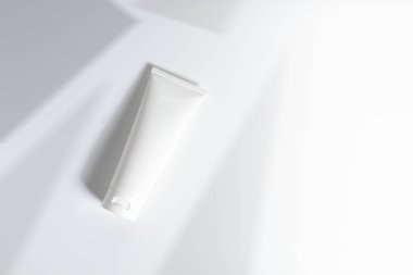 Güzellik tedavisi medikal cilt bakımı ve kozmetik krem serumu. Beyaz dekor arka planı, sağlık ve tıp konsepti üzerine yağ taklit şişesi ambalajlama ürünü.