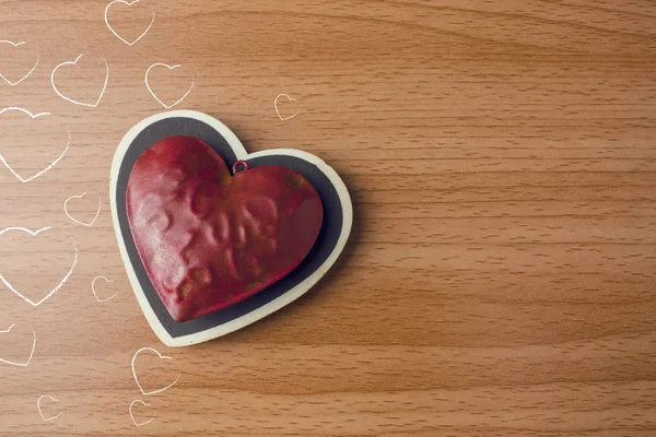 Dwa czerwone serce vintage na drewno szlifowane w koncepcji valentine — Zdjęcie stockowe