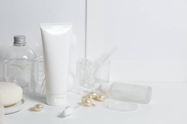 Güzellik tedavisi medikal cilt bakımı ve kozmetik krem serumu. Beyaz dekor arka planı, sağlık ve tıp konsepti üzerine yağ taklit şişesi ambalajlama ürünü.