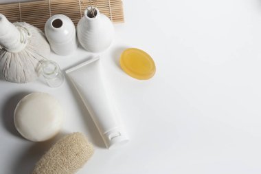 Güzellik tedavisi medikal cilt bakımı ve kozmetik krem serumu. Beyaz dekor arka planı, sağlık ve tıp konsepti üzerine yağ taklit şişesi ambalajlama ürünü.