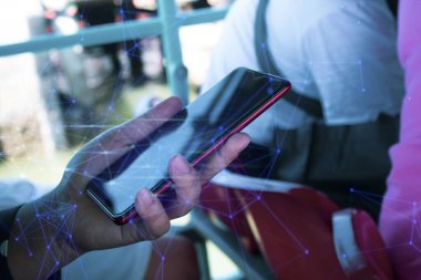 kız parmak dokunuşu ekranda akıllı telefon aygıtı ile sosyal ağ internetine bağlanmak için veri güvenliği depolama bulutu ai