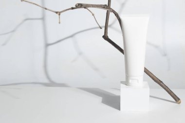 Güzellik tedavisi medikal cilt bakımı ve kozmetik krem serumu. Beyaz dekor arka planı, sağlık ve tıp konsepti üzerine yağ taklit şişesi ambalajlama ürünü.