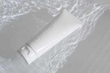 Güzellik tedavisi medikal cilt bakımı ve kozmetik krem serumu yağ taklit şişe ambalajı su sıçratma arka plan, sağlık ve tıp konsepti