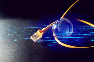iş aroun dünya konsepti ile teknoloji dijital bağlantı siyah arka plan üzerinde internet sunucusu online sarı lan tel ile mini küresel cam