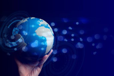 Küresel dünyayı dijital sosyal ağ teknolojisi için elinde tutan iş adamı ai işletme ticareti, veri işleme çevrimiçi internet sistemi güvenlik hackerlığı kavramı