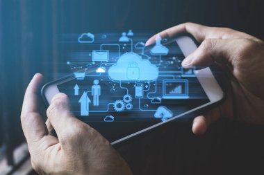 Sosyal ağ bant genişliğine bağlanmak için ekrandaki akıllı telefon cihazına işadamı eli değdi. Dijital veri güvenliği depolama alanı ai 