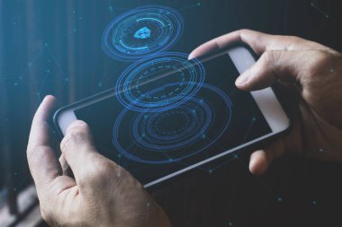 Sosyal ağ bant genişliğine bağlanmak için ekrandaki akıllı telefon cihazına işadamı eli değdi. Dijital veri güvenliği depolama alanı ai 