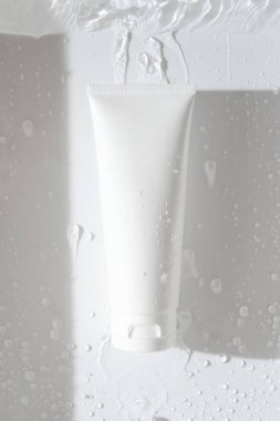 Güzellik tedavisi medikal cilt bakımı ve kozmetik krem serumu yağ taklit şişe ambalajı su damlası arka plan, sağlık ve tıp konsepti