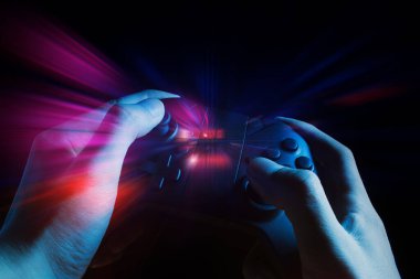 esport turnuva meydan okuma konseptionline ağ bağlantısı teknolojisi cihazı ile oyun oynamak için joystick denetleyicielektronik tutan el ile oyuncu çocuk