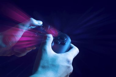 esport turnuva meydan okuma konseptionline ağ bağlantısı teknolojisi cihazı ile oyun oynamak için joystick denetleyicielektronik tutan el ile oyuncu çocuk