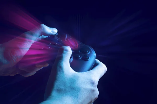 esport turnuva meydan okuma konseptionline ağ bağlantısı teknolojisi cihazı ile oyun oynamak için joystick denetleyicielektronik tutan el ile oyuncu çocuk