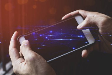 Sosyal ağ bant genişliğine bağlanmak için ekrandaki akıllı telefon cihazına işadamı eli değdi. Dijital veri güvenliği depolama alanı ai 
