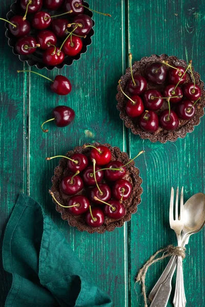 Chocolate tarts with fresh sweet cherry — Stock Photo, Image