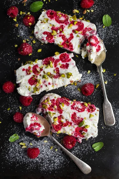 Semifredo, italian ice cream dessert, with raspberry and pistach — Stock Photo, Image
