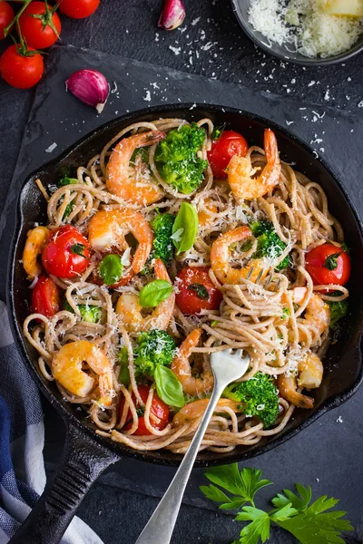 Vollkornspaghetti mit Garnelen und Brokkoli — Stockfoto