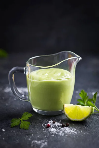 Condimento per insalata di avocado. Cremosa salsa di avocado in vetro . — Foto Stock