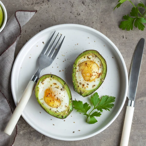 Avocado baked with eggs — Stock Photo, Image