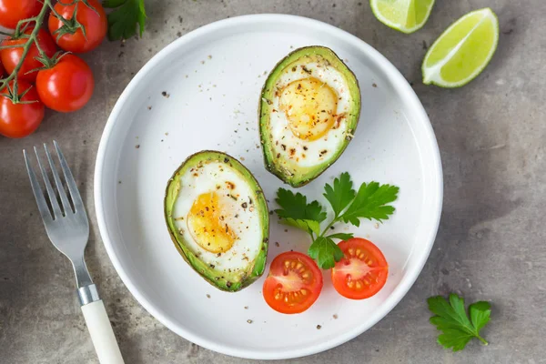 Avocado gebakken met eieren — Stockfoto