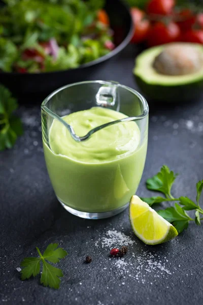 Condimento per insalata di avocado. Cremosa salsa di avocado in vetro . — Foto Stock