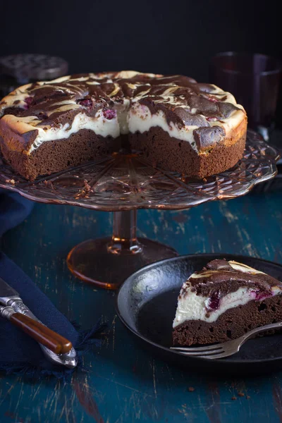 Käsekuchen Brownie Cake mit Kirsche — Stockfoto