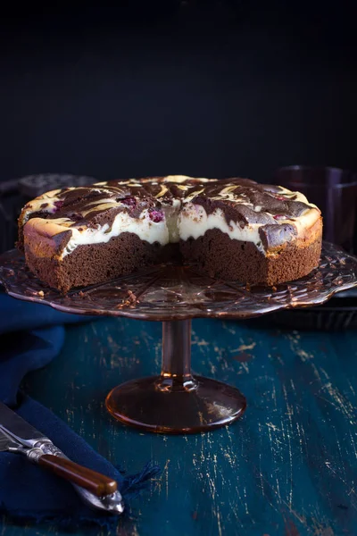 Käsekuchen Brownie Cake mit Kirsche — Stockfoto