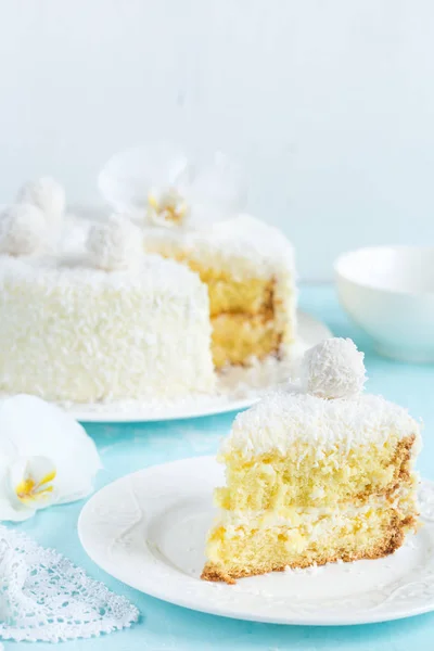 Gâteau au citron et à l'éponge de noix de coco — Photo