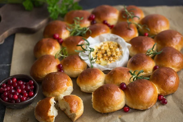 Corona de pan de vacaciones con camembert al horno , — Foto de Stock