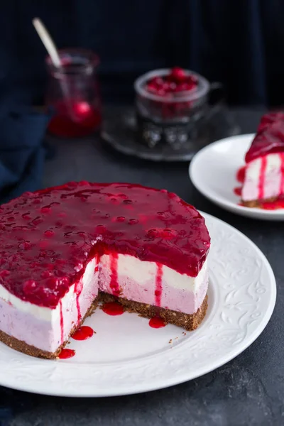 Pas de gâteau au fromage aux canneberges cuit sur fond sombre — Photo