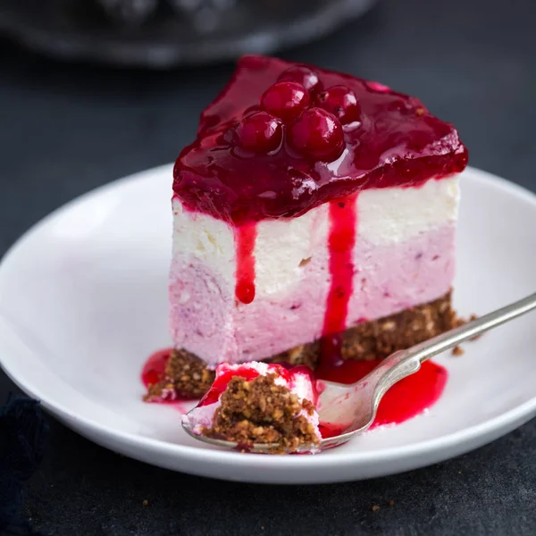No baked cranberry  cheesecake on dark background — Stock Photo, Image