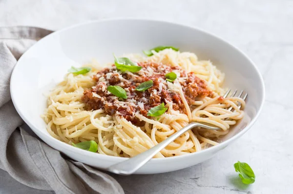 Paste de spaghete cu sos bolognese și brânză de parmezan — Fotografie, imagine de stoc