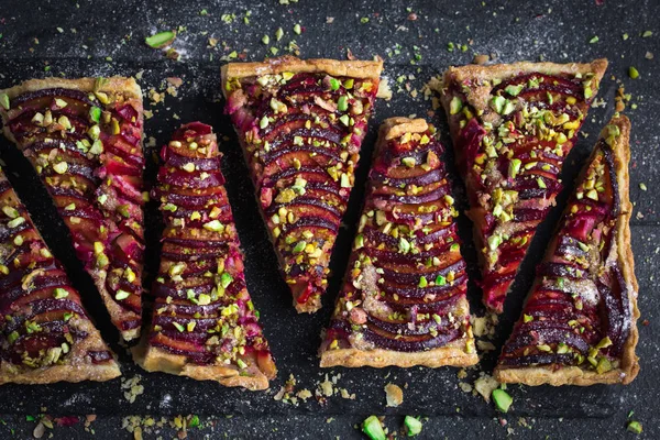 Plum and pistachios tart — Stock Photo, Image