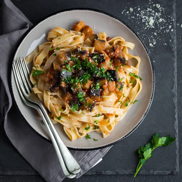 Pasta linguine met aubergine en Parmezaanse kaas — Stockfoto