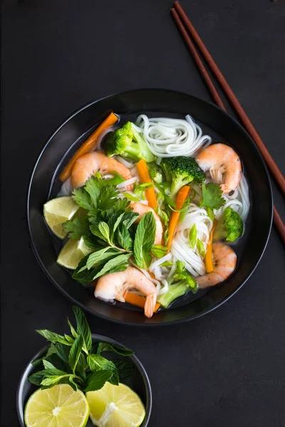 Asijské rýžové nudle, krevety a zeleninová polévka v misce — Stock fotografie