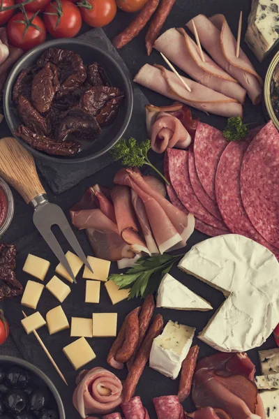 Antipasti tallrik. Val av ost och kött förrätt. — Stockfoto