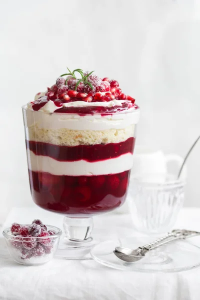 Kleinigheid. Feestelijke gelaagde dessert in glas. — Stockfoto