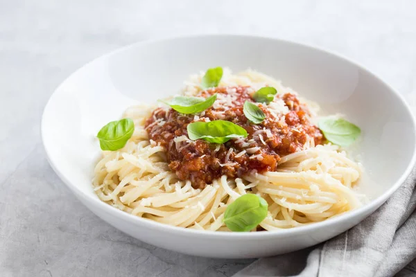 Pasta de espaguetis con salsa boloñesa y queso parmesano —  Fotos de Stock